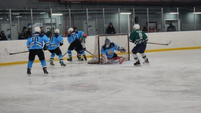 Сильнейшие в хоккейном турнире среди ветеранов памяти Анатолия Косовца /    