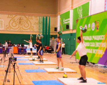 Юные гиревики из Мирнинского района поднялись на пьедестал /    