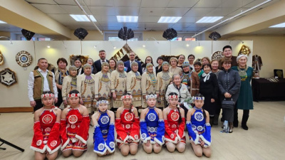 «От истоков к настоящему»: выставка сюльдюкарских мастериц в честь Дня Мирнинского района /    