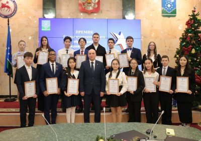Лучшие школьники награждены премией «Время достойных» /    