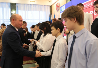 Полку граждан России прибыло /    