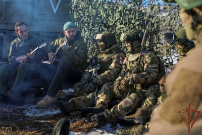 Рэпер ST и гитарист группы «Звери» выступили перед росгвардейцами в зоне СВО / ЯСИА   