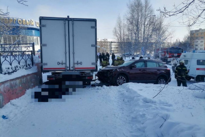 В Нерюнгри при ДТП автомобили вылетели на тротуар с людьми. Погибла женщина / Анна Лебединская  Нерюнгринский Республика Саха (Якутия)