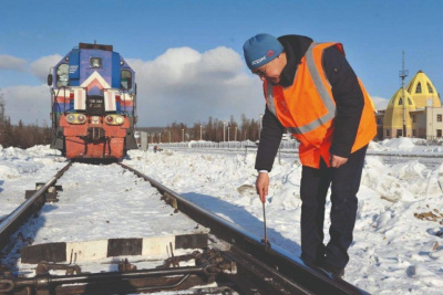 На страже безопасности: старший электромеханик ЖДЯ рассказал о своем трудовом пути / ЯСИА   