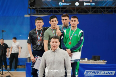 Якутские борцы принесли восемь золотых медалей чемпионата  Дальнего Востока / Дьулустаан Сергеев   