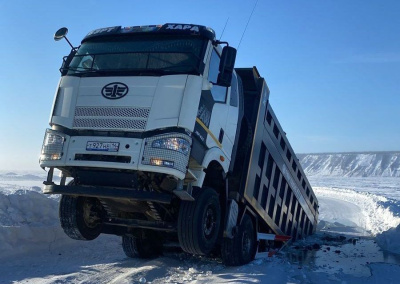 На несанкционированной переправе через реку Лену провалился грузовой автомобиль / ЯСИА   