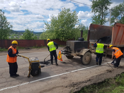 В Алдане ведутся работы по ямочному ремонту асфальтового покрытия