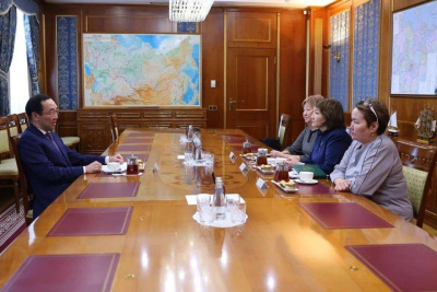 Глава Якутии встретился с супругой и матерями погибших в СВО бойцов / ЯСИА   