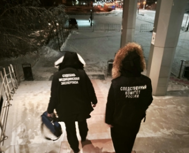 Следователи устанавливают обстоятельства смерти женщины  в плавательном бассейне /    