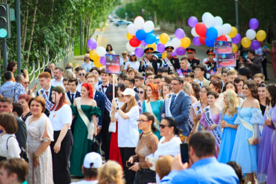 51 выпускник школ алмазного края с медалями! /    