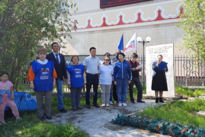 Молодогвардейцы Якутии помогли многодетной семье /    Республика Саха (Якутия)