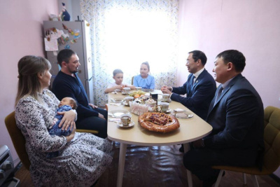 Глава Якутии в Ленске встретился с семьей участника СВО / ЯСИА   