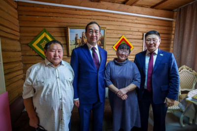 Глава Якутии в Сунтаре навестил семью участника СВО / ЯСИА   