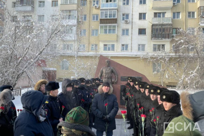 В Якутске возложили цветы к памятнику воинам-интернационалистам / Саина Титова Якутск Якутск Республика Саха (Якутия)