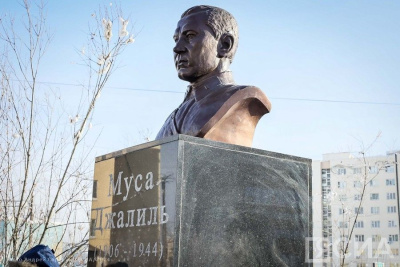 В Якутске возложили цветы к памятнику татарскому поэту Мусе Джалилю / Айаал Аргунов Якутск Якутск Республика Саха (Якутия)