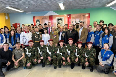 В Якутске возложили цветы к памятнику Владимиру Калашникову / Айаал Аргунов Якутск Якутск Республика Саха (Якутия)