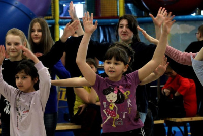 «Подари улыбку миру»! Веселый интерактив в ТРК «Чудо-парк» /  Алдан Алданский 