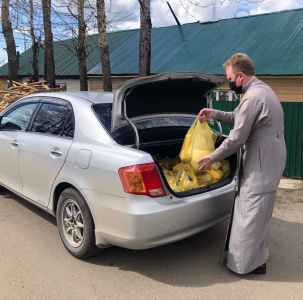 Добро с доставкой: волонтеры Лицея и Алданского благочиния объединились в оказании помощи школьникам /  Алдан Алданский Республика Саха (Якутия)