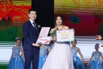 Молодая пара заключила брак на молодежном фестивале «Муус устар» / Саина Титова   