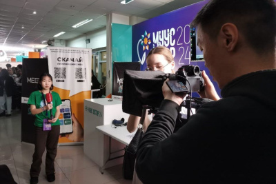 Медиашкола «Айар» предложила посетителям попробовать роль телеведущего на фестивале «Муус Устар» / Нарыйа Пахомова   