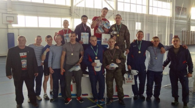 Испытательным полигоном для военнослужащих стал помост мас-рестлинга.  /    Казань