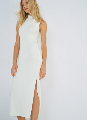 Вязаное платье в рубчик с воротником-стойкой, Белый