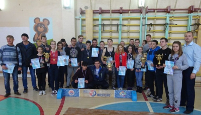 Сто крымских школьников мерились силами в мас-рестлинге /    