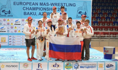 Десять золотых медалей летят в Россию /    