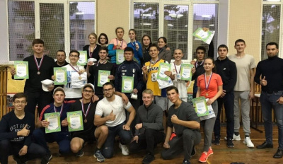 В Чувашском университете студенты-первокурсники состязались в мас-рестлинге /    