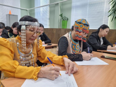 В сюльдюкарской школе писали диктант в рамках Дня родного языка и письменности /    