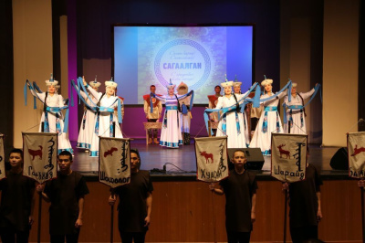 И вновь всех собрал Сагаалган /    