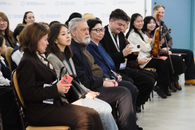 Скрипач Петр Лундстрем провел мастер-класс в Высшей школе музыки Якутии / ЯСИА   