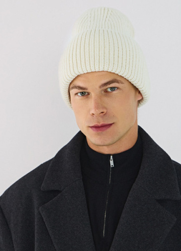 Шапка с отворотом, Белый