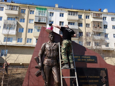 В Якутске проведён субботник по очистке сквера им. Героя России Александра Рыжикова / ЯСИА Якутск Якутск Республика Саха (Якутия)