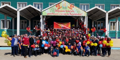 Порядка 150 учащихся школы №17 участвовали в первомайской демонстрации / ЯСИА   