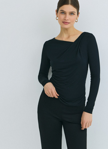Лонгслив с драпировкой и асимметричным вырезом, Черный
