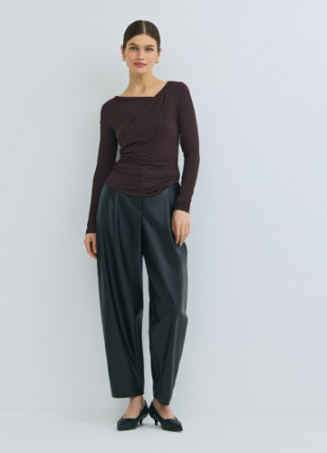 Лонгслив с драпировкой и асимметричным вырезом, Коричневый