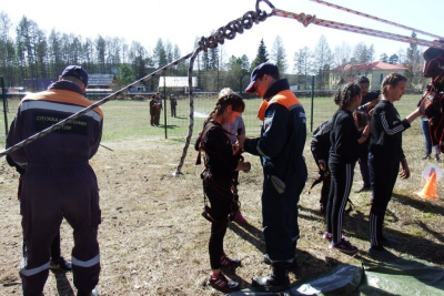 Алданские спасатели научили школьников переправляться через болото / ЯСИА  Алданский Республика Саха (Якутия)