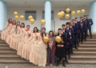 ФОТОФАКТ: Выпускники на последний звонок нарядились в национальную одежду / ЯСИА   