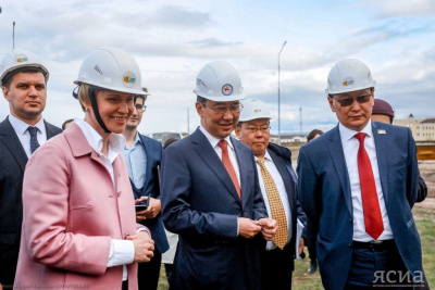 Айсен Николаев показал Елене Шмелевой строящийся корпус Малой академии наук республики / Иван Евсеев   