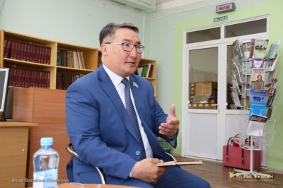 Петр Гоголев прочитал школьникам отрывок из книги Бориса Васильева «В списках не значился» / ЯСИА   