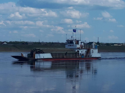 На самоходном пароме производится доставка энергогрузов по вилюйской группе районов / ЯСИА  Вилюйский 