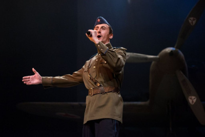 По просьбам зрителей Русский драмтеатр закрывает сезон концертом «От героев былых времен» / Наталия Чемашкина   Город Москва