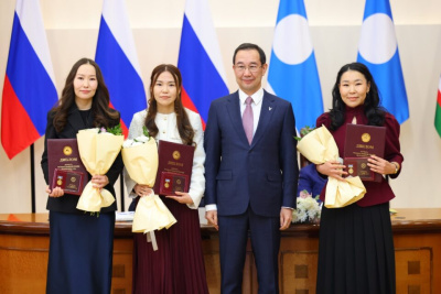 Айсен Николаев наградил выдающихся ученых Якутии / Нарыйа Пахомова   