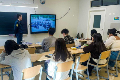 Пожарные провели уроки мужества в школах и детских садах Якутска / ЯСИА Якутск Якутск Республика Саха (Якутия)