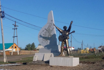 Легенде якутской эстрады — от поклонников. В селе Улахан-Ан установили памятник певцу Айыы Уола / Вероника Аммосова   Республика Саха (Якутия)