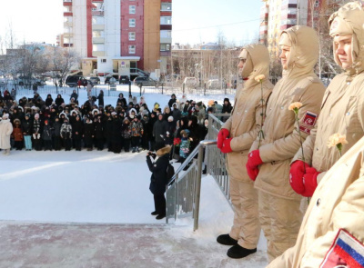 Уроки у мемориальной доски /    