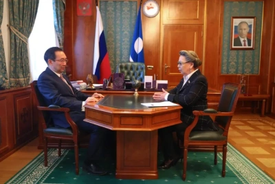 Айсен Николаев провёл рабочую встречу с Галиной Данчиковой / ЯСИА   