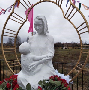 15 женщин подарили миру 136 детей. В Оспехском наслеге открыли Аллею Матери / Дьулустаан Сергеев  Алданский 