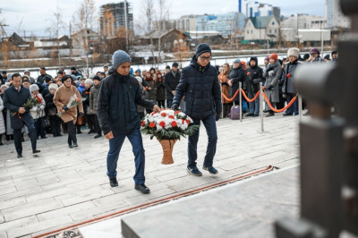 В Якутске возложили цветы к памятнику Михаилу Алексееву / Санаайа Иванова Якутск Якутск Республика Саха (Якутия)